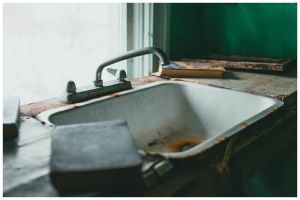 Cara enyahkan kerak membandel di wastafel pakai 2 bahan dapur, sekali gosok langsung kinclong maksimal