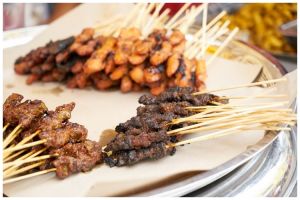 Tak perlu dipatahkan atau dikubur, ini trik buang sampah tusuk sate dengan aman agar tak membahayakan