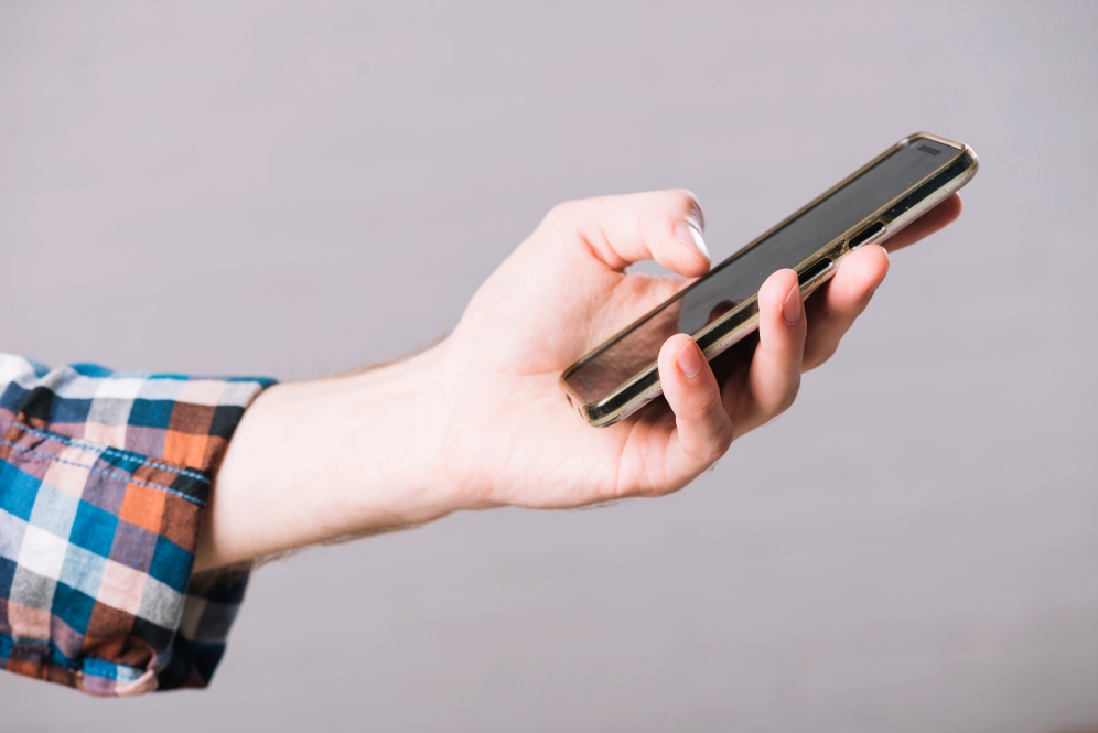6 Cara menggunakan ponsel Android layar besar dengan satu tangan