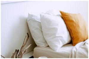 Tak perlu disiram pemutih, ini trik cuci bantal berjamur agar putih lagi pakai 3 bahan dapur