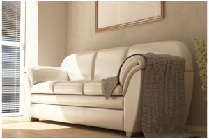 Cara wanita hilangkan noda di sofa ini ampuh pakai 1 alat dapur, hasilnya kinclong seperti baru beli