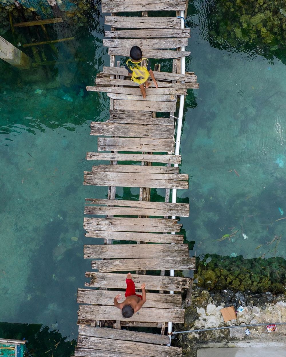 Bule asal Denmark ini kumpulkan dana untuk perbaiki jembatan di Wakatobi yang lama rusak, bikin salut