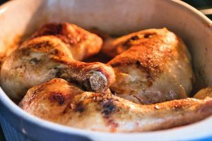 Bukan dimarinasi nanas, ini trik masak ayam kampung supaya cepat empuk pakai 1 jenis daun