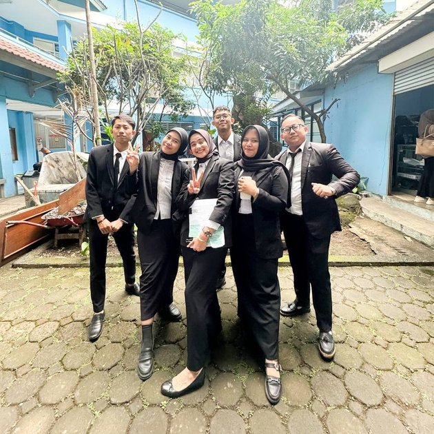 Sempat tunda kuliah karena menikah, ini 9 momen Sonya Fatmala lulus sidang skripsi di usia 30 tahun