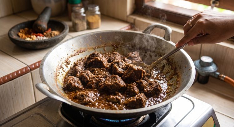 Bukan ditambah santan, ini trik mengatasi rendang keasinan pakai 2 bahan dapur