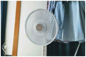 Trik sulap kipas angin jadi sedingin AC tanpa pompa khusus, cuma modal 1 alat dan bahan dapur