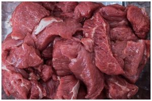 Cuma butuh 5 menit, ini trik praktis hilangkan bau amis daging sapi pakai 1 jenis tepung