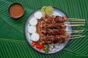 Caramu makan sate bisa ungkap kamu orang seperti apa, coba cari tahu di sini