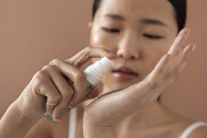 Cara eksfoliasi wajah paling tepat berdasarkan kondisi kulitmu