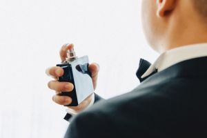 Cara bikin parfum tahan lama ini cuma dicampur baby oil, harumnya awet sepanjang hari