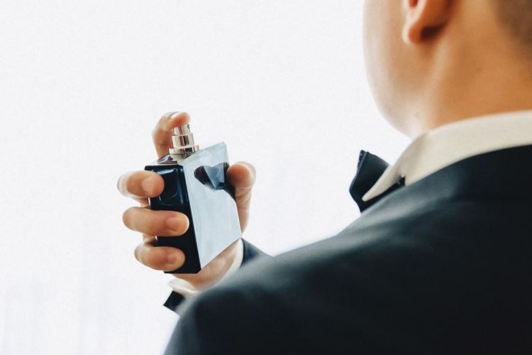 Cara bikin parfum tahan lama ini cuma dicampur baby oil, harumnya awet sepanjang hari