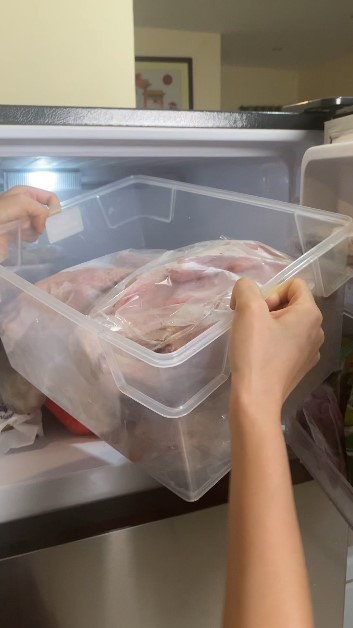 Bukan direbus dulu, trik cuci ayam agar tak cepat hitam saat disimpan dan bakterinya nggak menyebar