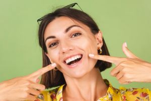 Buah rasa asam ini bisa putihkan gigi kuning dan atasi bau mulut tak sedap, begini cara menggunakannya