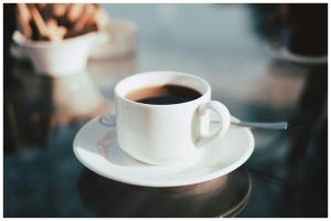 Wanita ini rela repot agar bisa minum kopi sachet minim gula, hasil setelah disaring bikin kaget