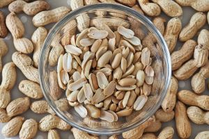 [KUIS] Makan kacang bikin jerawatan? Coba kamu jawab 5 pertanyaan ini biar tahu mitos vs faktanya