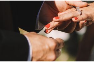 Menikah dengan pria lebih muda 37 tahun, nenek ini umumkan akan segera punya bayi