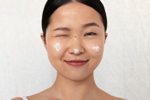 [KUIS] Skincare guru coba tebak kesalahan pakai sunscreen mana yang bikin perlindungan nggak optimal?