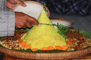 [KUIS] Makanan yang kamu cicipin pertama dari nasi tumpeng gambarkan sifat aslimu, coba cek di sini