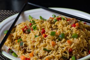 [KUIS] Topping Indomie kesukaanmu bisa ungkap caramu ngatasin pacar yang rewel banyak maunya