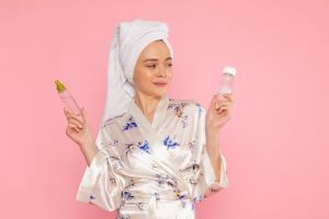 Tak cuma bersihkan makeup di wajah, cewek ini bagikan fungsi tak terduga micellar water