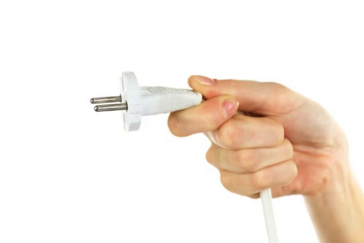 4 Alasan mengapa kamu harus mematikan komputer setelah digunakan dan mencabut kabel listriknya