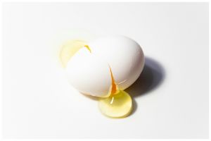 Tak perlu digosok sabun, ini trik hilangkan bau amis bekas noda telur yang pecah pakai 1 bahan dapur