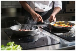 Chef ini bagian teknik menggoyang teflon saat masak, pemula auto jago saat coba