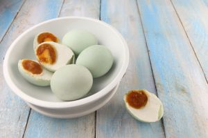 [KUIS] Apakah telur asinmu masih aman dimakan? Kenali tandanya basi atau nggak lewat 5 pertanyaan ini