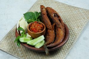 [KUIS] Bisa nggak kamu bedain sambal pecel lele yang masih segar atau sudah basi? Buktikan di sini