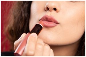 [KUIS] Ketahui trik memakai lipstik agar menarik & awet sesuai bentuk bibir, apakah caramu sudah tepat