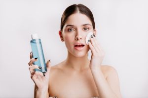 Tak banyak yang tahu, ini fungsi lain micellar water selain untuk membersihkan makeup di wajah