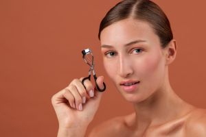 Tak cuma melentikkan bulu mata, ini fungsi lain eyelash curler yang bisa bikin merias lebih mudah