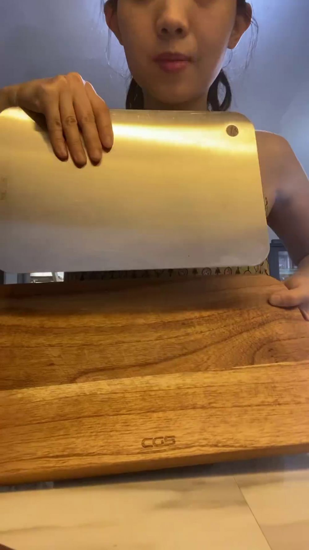 Sering diabaikan, wanita ini jelaskan bahaya penggunaan talenan plastik saat memotong makanan