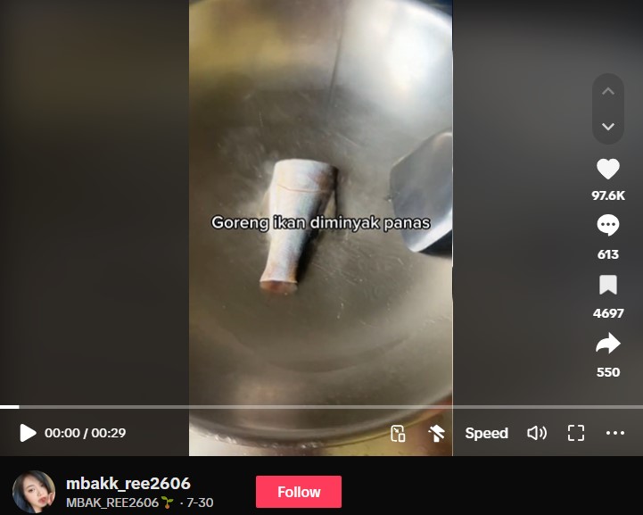 Wanita goreng ikan terlihat tanpa minyak ini bikin warganet heran, ngakunya tak pakai wajan mahal