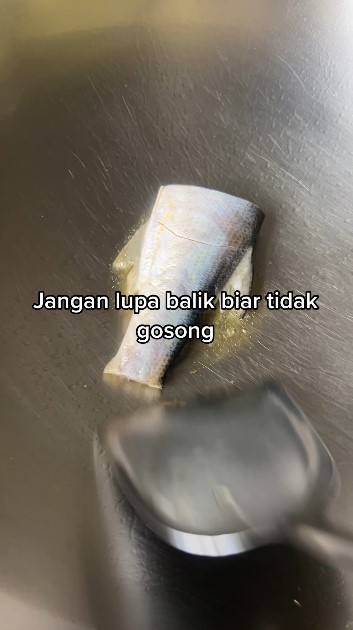 Wanita goreng ikan terlihat tanpa minyak ini bikin warganet heran, ngakunya tak pakai wajan mahal