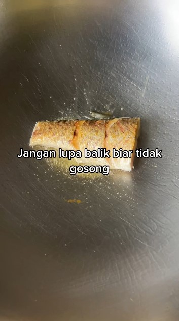 Wanita goreng ikan terlihat tanpa minyak ini bikin warganet heran, ngakunya tak pakai wajan mahal