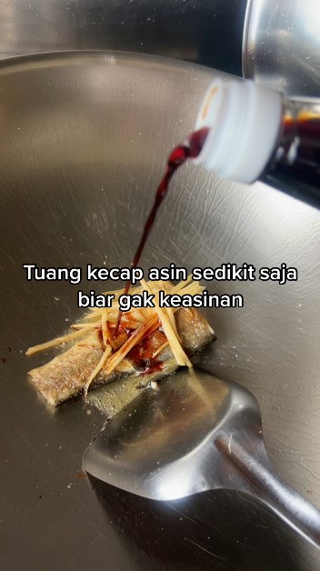 Wanita goreng ikan terlihat tanpa minyak ini bikin warganet heran, ngakunya tak pakai wajan mahal