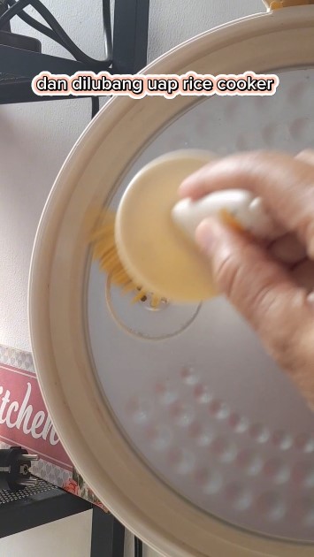 Trik menanak nasi agar airnya tidak luber ke lubang pembuangan uap, ampuh cukup oles 1 bahan dapur