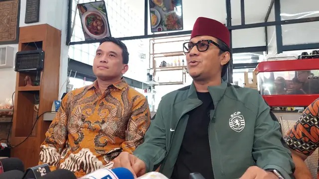 Momen Desta ikut gabung bareng wartawan saat Andre Taulany prekon soal perceraian ini bikin ngakak