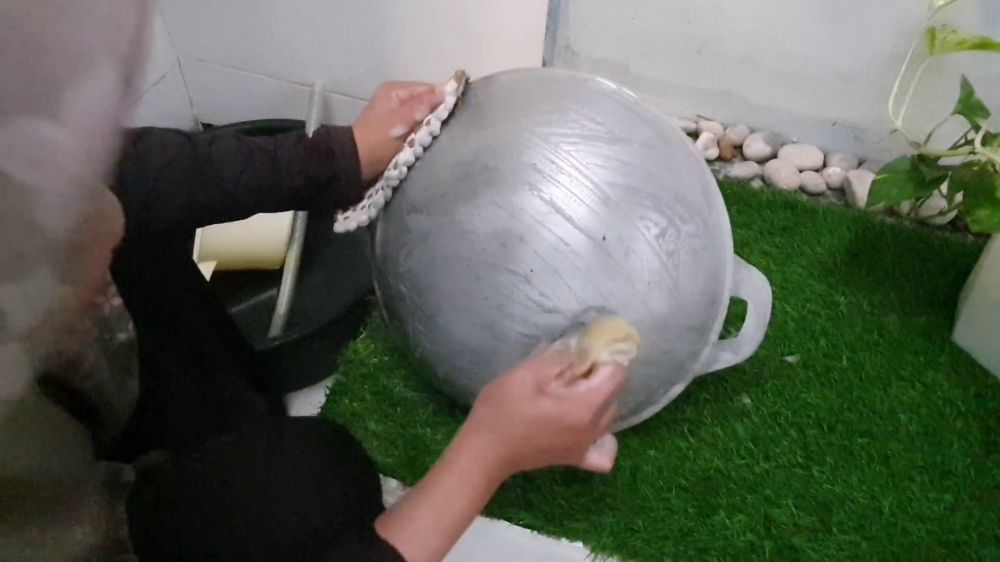 Tak perlu diolesi sabun colek, ini trik menjaga pantat wajan dan panci agar tak hitam saat digunakan