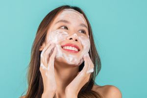10 Rekomendasi brightening facial wash harga di bawah Rp 100 ribu, wajah auto cerah
