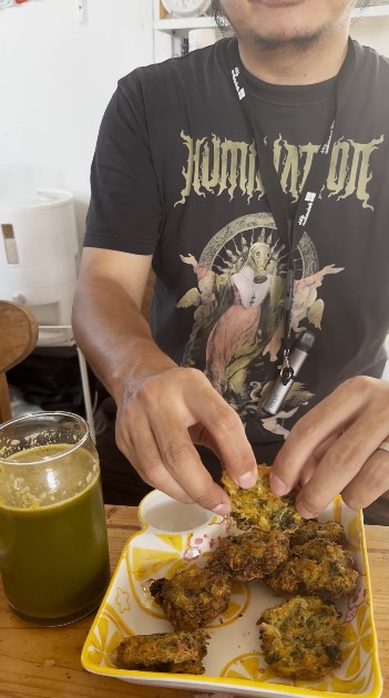 Tetap bisa ngemil enak dengan modal minim, emak-emak ini sulap ampas jus jadi camilan
