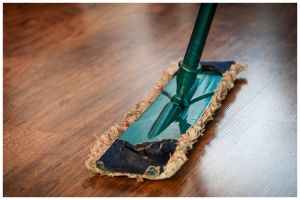 Cukup 5 menit, trik menghilangkan bau amis di kain pel ini bikin lantai lebih bersih maksimal