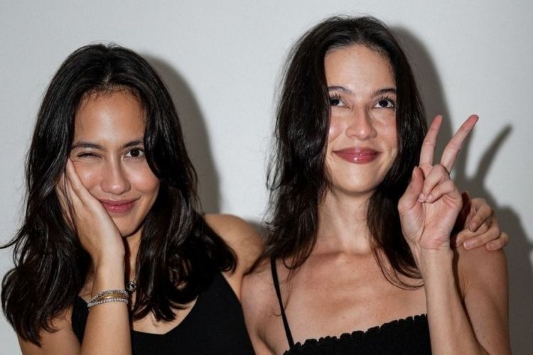 Riasannya antimenor, ini 7 beda gaya makeup Pevita Pearce & Juria Hartmans yang disebut bak kakak adik