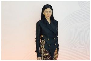 [KUIS] Temukan inspirasi kebaya nuansa dongker dari para seleb lewat pilihan tas kondangan ini