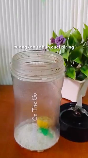 Cara cuci blender pakai 2 bahan makanan, auto kinclong tanpa disikat