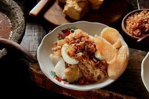 [KUIS] Apa yang kamu santap pertama saat makan ketoprak ungkap sisi unikmu yang bikin gebetan terpikat