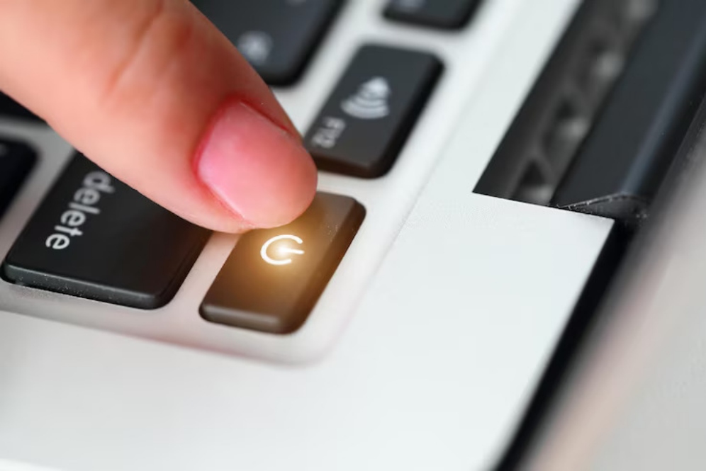 Cara restart atau mematikan MacBook secara paksa menggunakan pintasan keyboard saat error dan hang