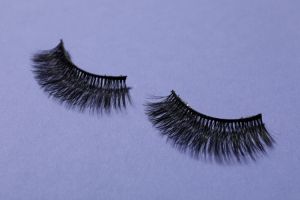 Tak cuma untuk pasang eyelash, ini fungsi lain lem bulu mata untuk mempermudah proses makeup