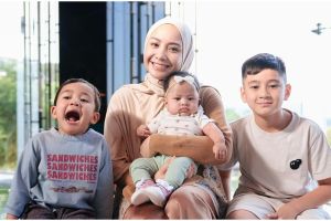 [KUIS] Bak pinang dibelah dua, cari tahu seleb siapa yang masa kecilnya plek ketiplek sama anaknya!